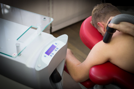 Patientin bei der Kaltlufttherapie in der Physiotherapiepraxis Paderborn