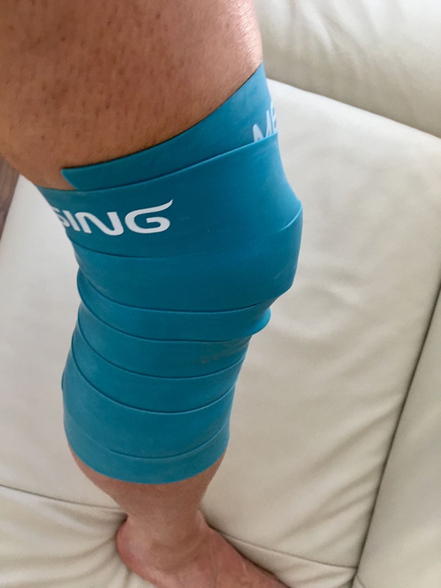Flossband um das Knie während einer physiotherapeutischen Behandlung in Paderborn