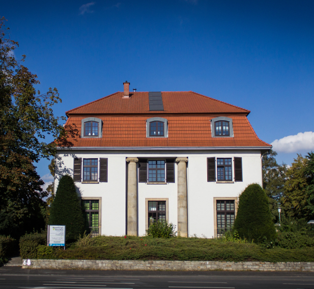 Physiotherapiepraxis von außen mit Eingang und Beschilderung in Paderborn