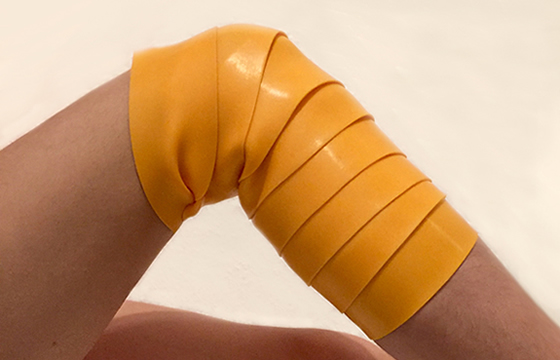 Flossing-Anwendung am Knie in der Physiotherapiepraxis Paderborn