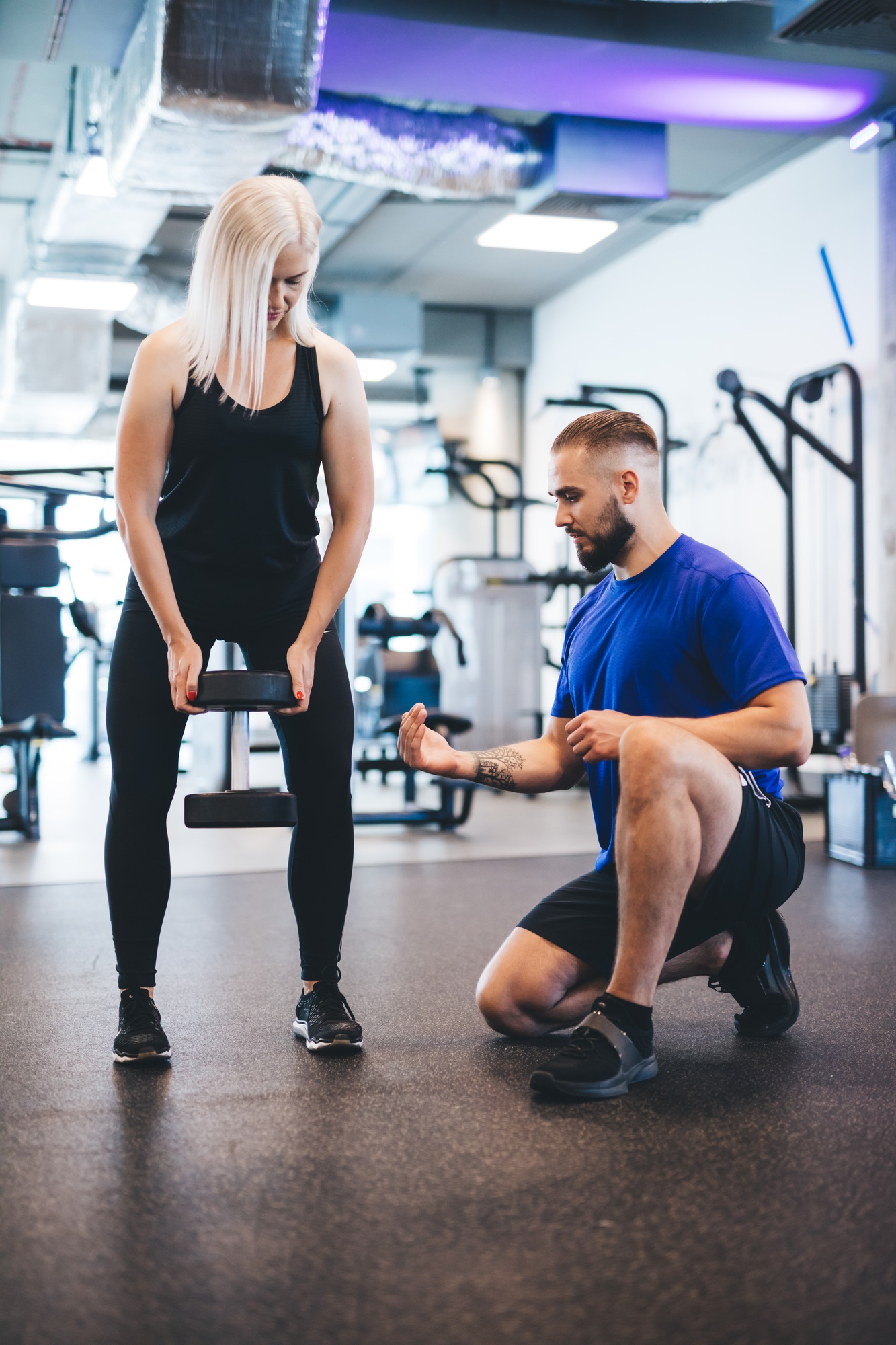 Frau beim Training mit Physiotherapeutin in der Praxis für Physiotherapie Paderborn